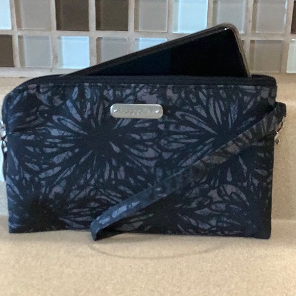 NWOT 🩵 Baggallini Wristlet In Midnight Blossom - Picture 13 of 14